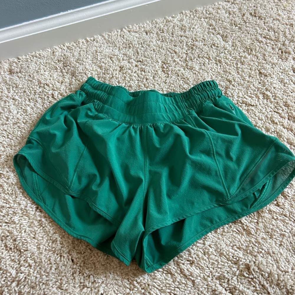 Lululemon Hotty hot low rise 2.5 inch shorts
